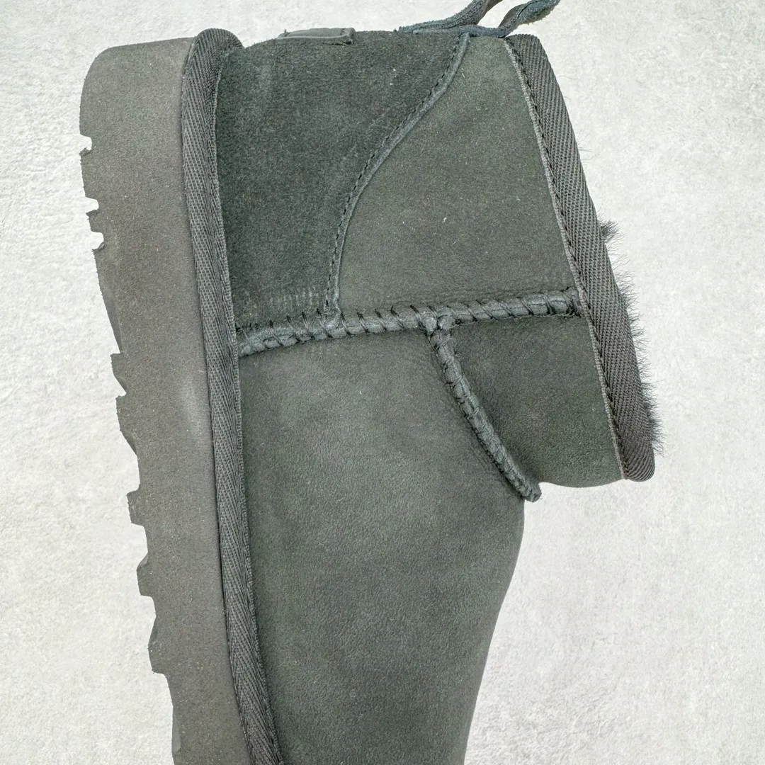 Pick up locally 💰520 UGG 6109 Zhou Dongyu Mini short boots, autumn and winter sheep fur integrated snow boots. All shoes are made from the same factory as ZP. Longfeng A-grade Australian imported sheep fur integrated men's and women's boots. Brand OEM production line. Fully follow the ZP process. OEM original pattern maker. Adhering to the principle of no original shoes and no development selection. Pay attention to every detail. The most authentic version on the market. TREADLITE "light wing" technology outsole. Lightweight/durable/flexible/pile type 35 36 37 38 39 40 41 42 43 44 45 Coding: by2936060